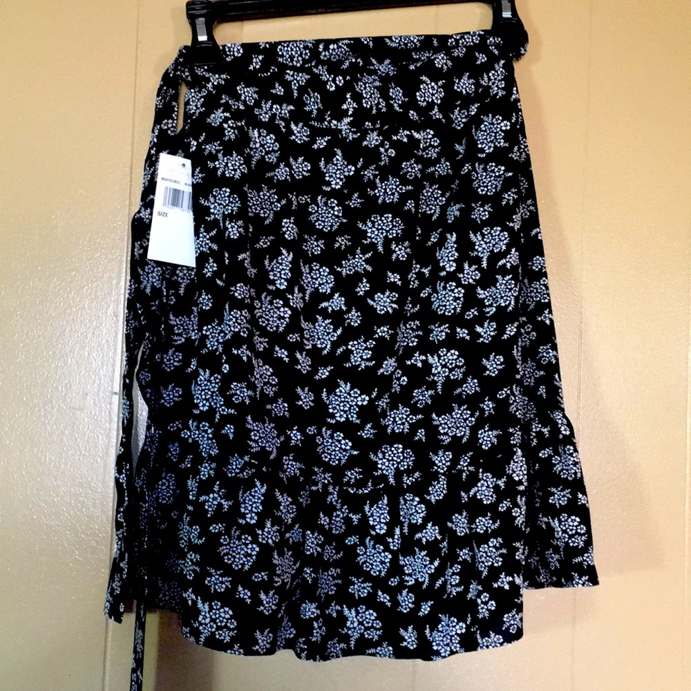 Black and white print wrap skirt.